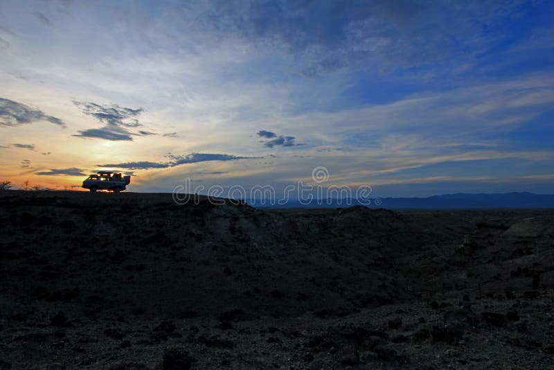 Autocaravana en el desierto del tatacoa de la puesta del sol imagenes de archivo Autocaravana en el desierto del tatacoa de la puesta del sol imagenes de archivo