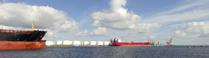 Autocisterne nel porto di Amsterdam fotografia stock libera da diritti Autocisterne nel porto di Amsterdam fotografia stock libera da diritti
