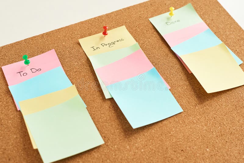 Autocollants de papier colorés avec des mots à faire, en cours et faire sur un fond de panneau de liège Concept de planification photos libres de droits Autocollants de papier colorés avec des mots à faire, en cours et faire sur un fond de panneau de liège Concept de planification photos libres de droits