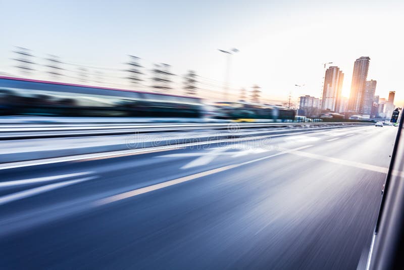 Autofahren auf Autobahn, Bewegungsunschärfe lizenzfreie stockfotos Autofahren auf Autobahn, Bewegungsunschärfe lizenzfreie stockfotos