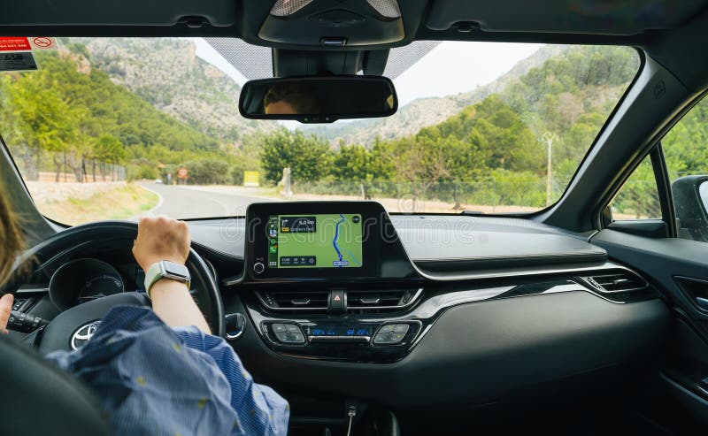 Autofahrerin mit GPS lizenzfreie stockfotografie