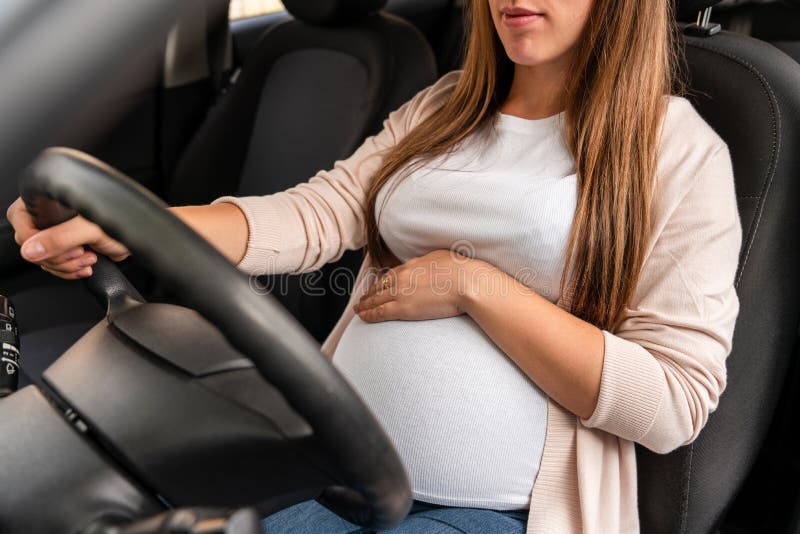 Schwangere Frau Sitzt In Einem Auto Stockfoto und mehr Bilder von