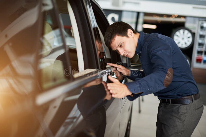 Autogeschäft, Autoverkauf und Leutekonzept - glücklicher lächelnder Geschäftsmann oder Händler in der Klage über Automobilausstel stockbild Autogeschäft, Autoverkauf und Leutekonzept - glücklicher lächelnder Geschäftsmann oder Händler in der Klage über Automobilausstel stockbild