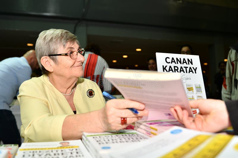 Autographische Tagung Arztes Canan Karatay in der Istanbul-Buchmesse lizenzfreies stockbild
