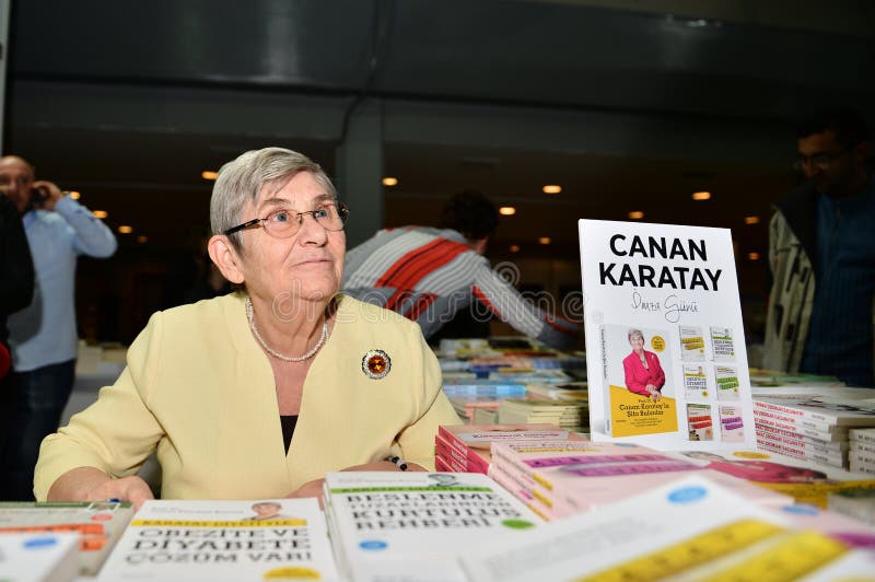Autographische Tagung Arztes Canan Karatay in der Istanbul-Buchmesse lizenzfreies stockfoto