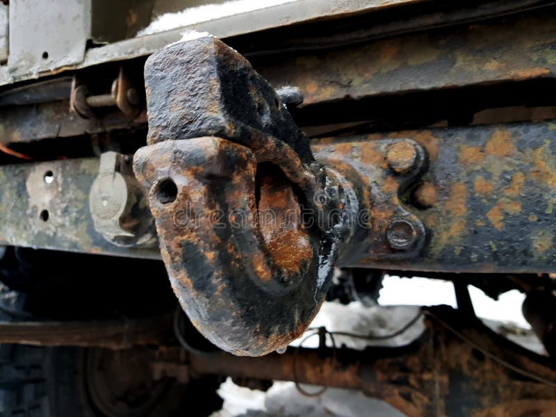 Autohaken Oder Anhängerkupplung - Hintere Ansicht Unter Die Unterseite  Stockbild - Bild von rost, schiene: 140844799