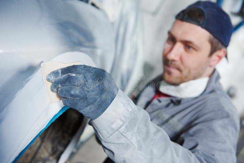 Autohersteller die autobody bonnet pleisteren stock afbeelding Autohersteller die autobody bonnet pleisteren stock afbeelding