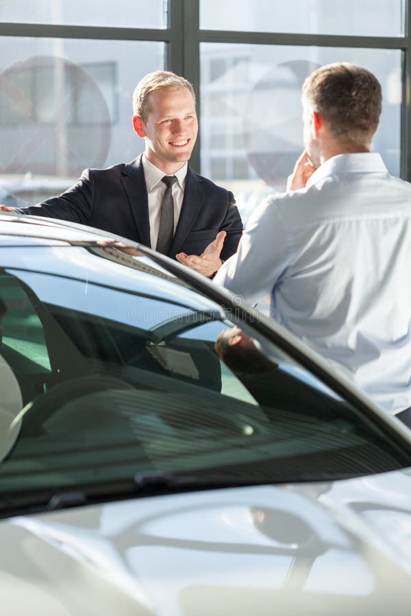 Autohändler, der Auto zeigt stockfotos Autohändler, der Auto zeigt stockfotos