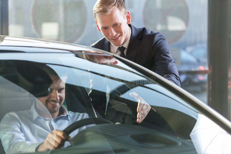 Autohändler mit Kunden stockfotografie Autohändler mit Kunden stockfotografie