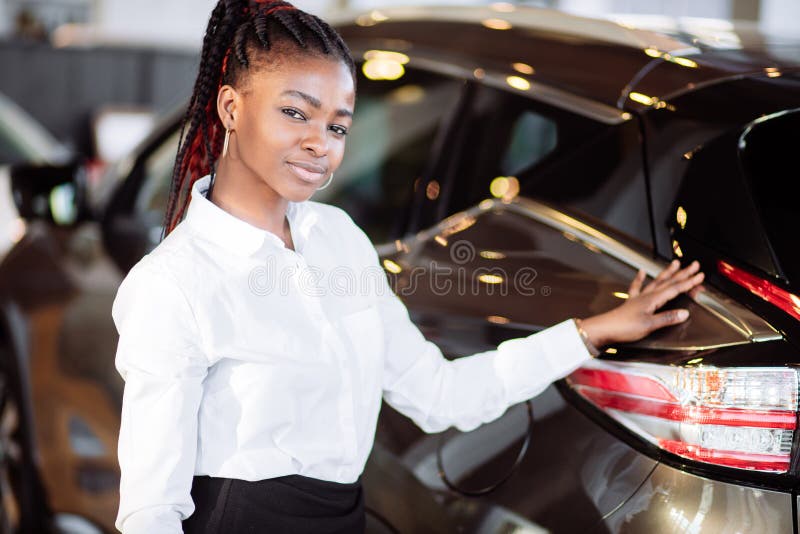 Autohändlerfrau Autohaus- und Mietkonzept lizenzfreies stockbild Autohändlerfrau Autohaus- und Mietkonzept lizenzfreies stockbild