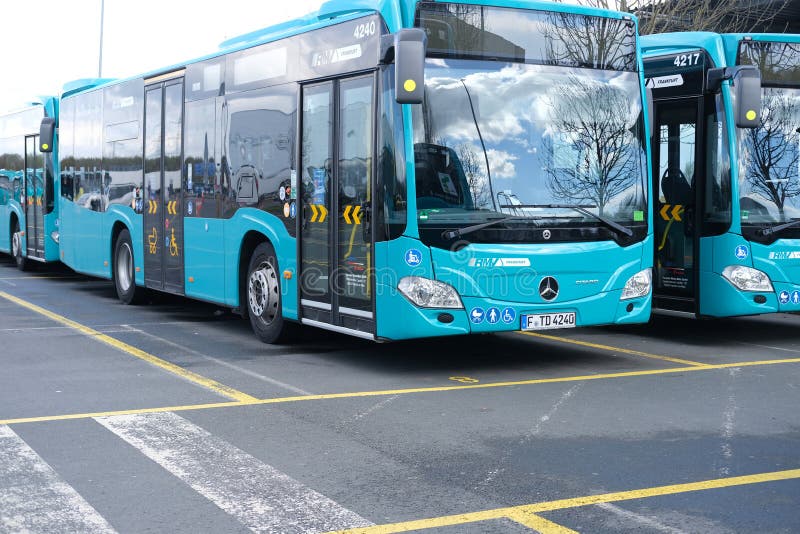 Autokary promowe w zielonym mieście stoją z rzędu na dworcu autobusowym niemcy koncepcja transportu publicznego obrazy royalty free