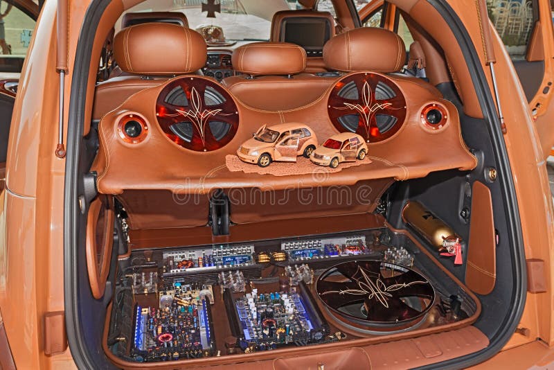 Autokofferraum mit Energiemusik-Audiosystem stockfotos Autokofferraum mit Energiemusik-Audiosystem stockfotos