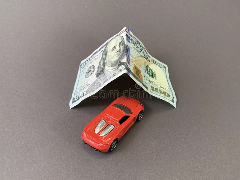 Concepto de coche y dinero de juguete