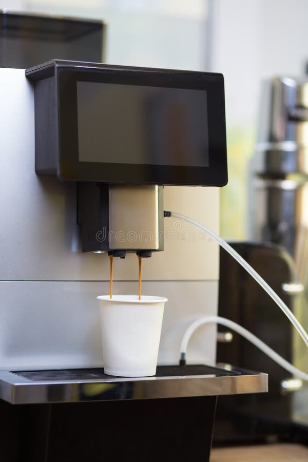 Automat do kawy robi pyszną kawę zapachową obraz stock