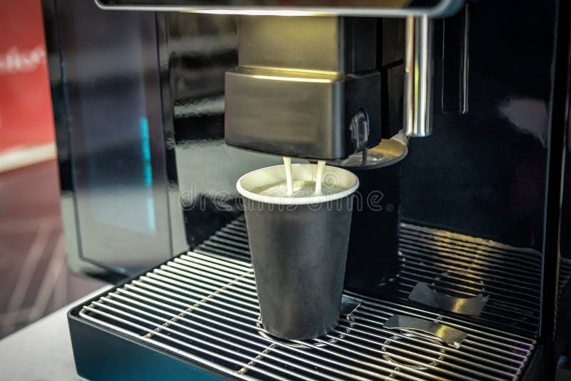 Automat do kawy robi pyszną kawę zapachową obraz royalty free