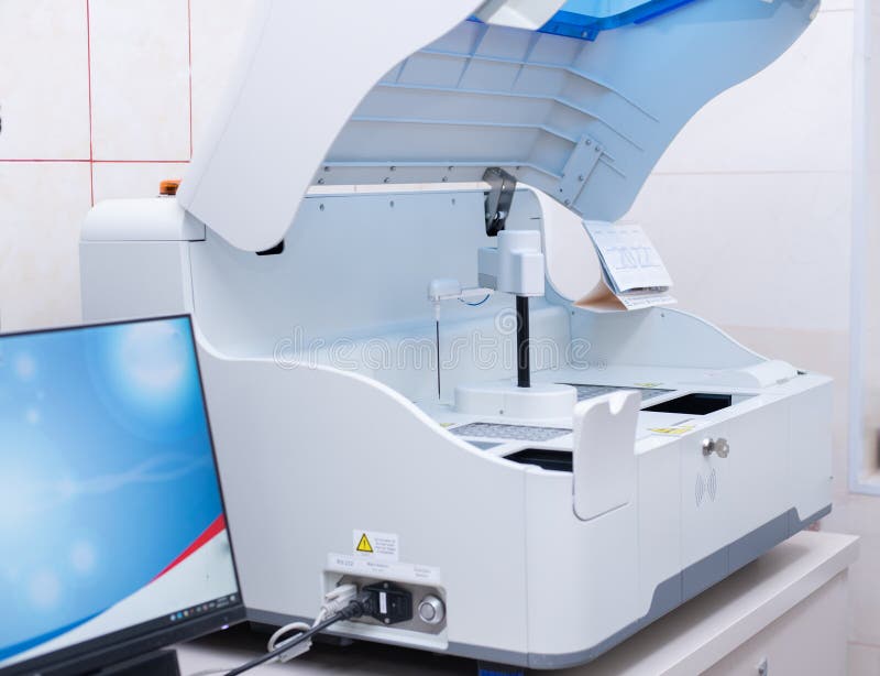 Analizator automat pentru analiza imunochimică în laboratorul modern stock photography