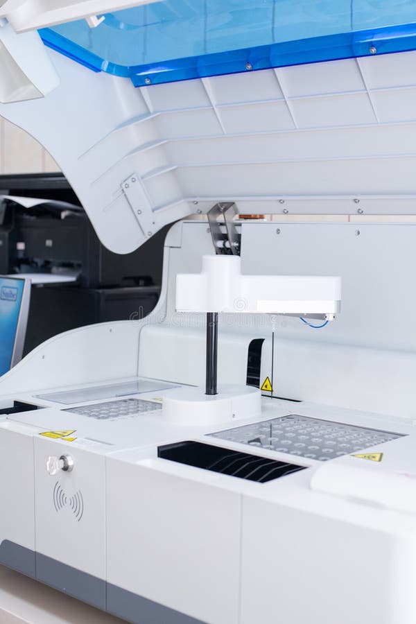 Analizator automat pentru analiza imunochimică în laboratorul modern royalty free stock images