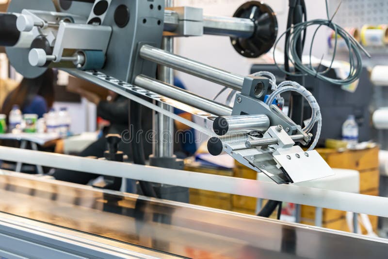 Automatic Continuous Labeling Machine for Labelling Product on Belt