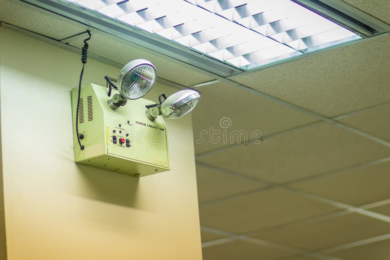 https://thumbs.dreamstime.com/b/automatic-emergency-lights-two-lamps-office-flood-hallway-187022683.jpg