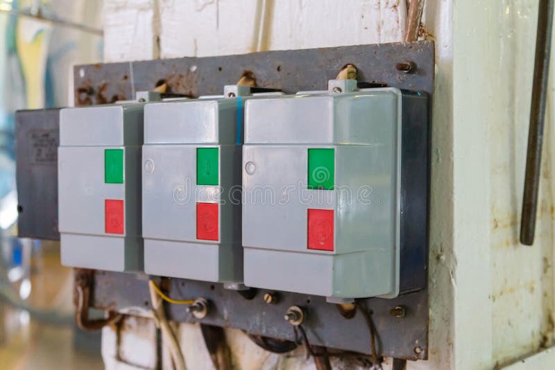 Automatische Drucktastenschalter der Netzwerkausrüstung des Dreiphasennetzes installiert auf die Wand in das wissenschaftliche un lizenzfreie stockfotos