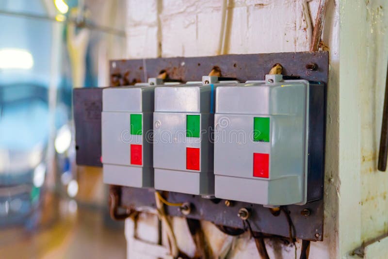 Automatische Drucktastenschalter der Netzwerkausrüstung des Dreiphasennetzes installiert auf die Wand in das wissenschaftliche un stockfotografie