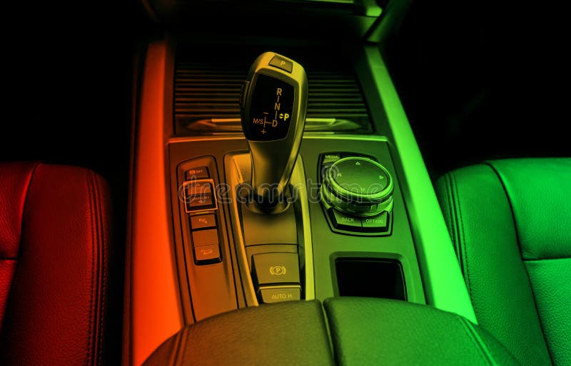 Grüner Automatischer Gangstock Eines Modernen Autos Moderne  Autoinnenraumdetails Weicher Fokus Professionelle Autopflege Automati  Stockfoto - Bild von griff, steuerknüppel: 125018822