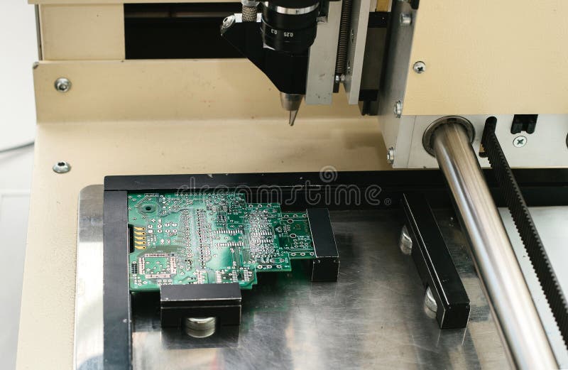 Automatisering van machineassemblage van de raad van de computerkring in de fabriek voor de productie van computercomponenten E stock fotografie Automatisering van machineassemblage van de raad van de computerkring in de fabriek voor de productie van computercomponenten E stock fotografie