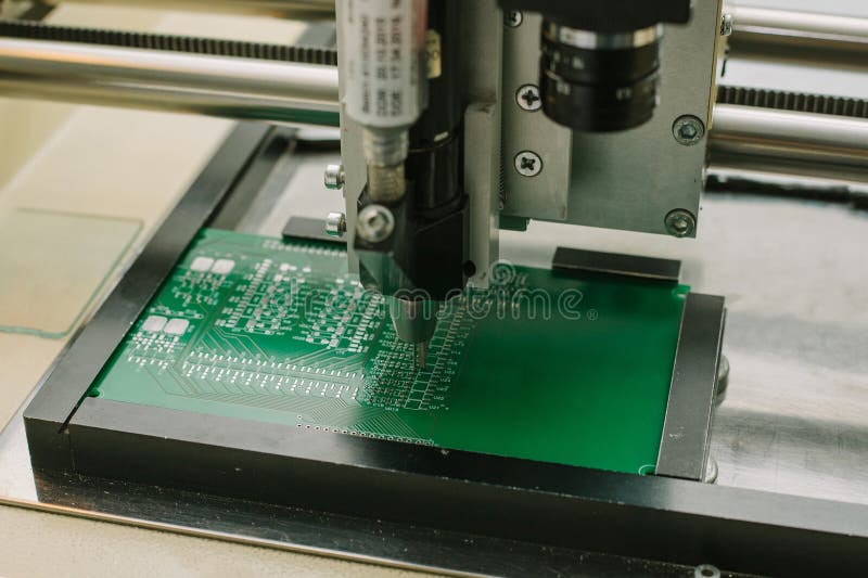 Automatisering van machineassemblage van de raad van de computerkring in de fabriek voor de productie van computercomponenten E stock foto Automatisering van machineassemblage van de raad van de computerkring in de fabriek voor de productie van computercomponenten E stock foto
