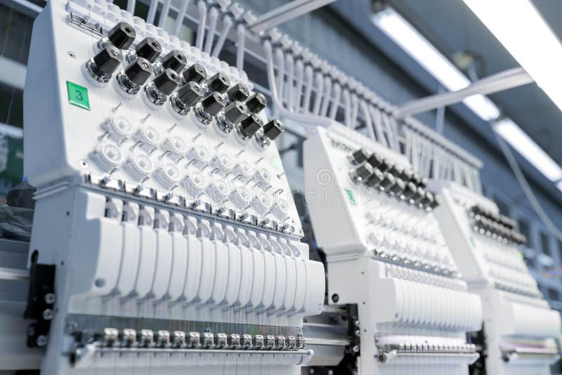 Automatisk broderi Machine Closeup Industrial Textile Seprocess with Modern Thread Technology fotografering för bildbyråer