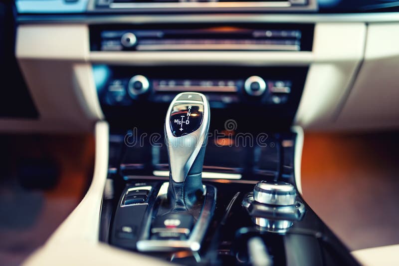 Automatisk kugghjulskiftare i a, modern bil Bilinredetaljer fotografering för bildbyråer Automatisk kugghjulskiftare i a, modern bil Bilinredetaljer fotografering för bildbyråer