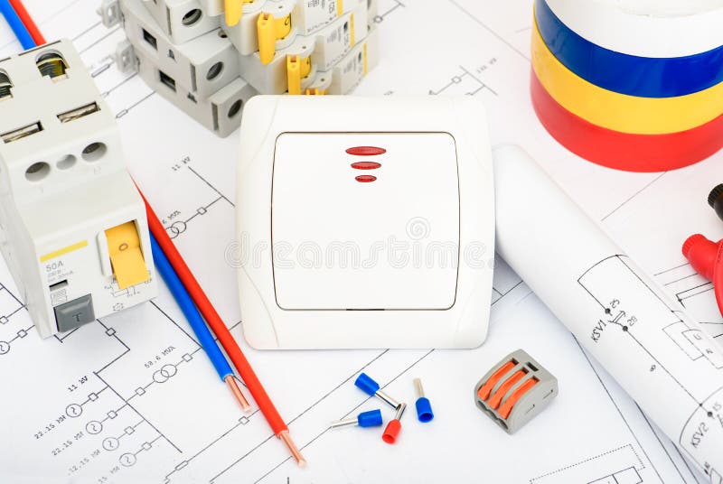 Automatiska strömkretssäkerhetsbrytare, kopparenkel kärnakabel Tillbehör för säker och säker elektrisk installation elektriskt royaltyfri foto Automatiska strömkretssäkerhetsbrytare, kopparenkel kärnakabel Tillbehör för säker och säker elektrisk installation elektriskt royaltyfri foto