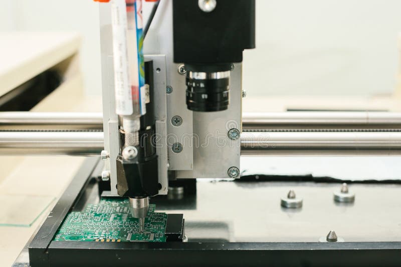 Automatización de la asamblea de la máquina de la placa de circuito del ordenador en la fábrica para la producción de componentes de ordenador El proceso de soldar al tablero Fábrica para la producción de microchipes