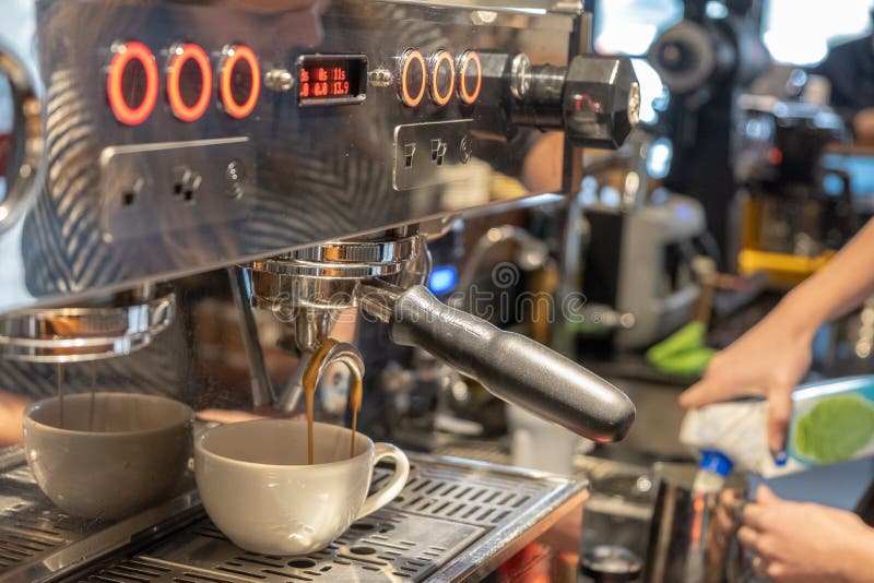 Automatyczna ekspres do kawy przygotowujący espresso zdjęcia royalty free