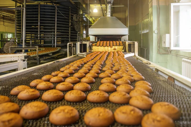 Automatyczna piekarni linia produkcyjna z słodkimi ciastkami na konwejeru paska wyposażenia maszynerii w confectionary fabryki wa