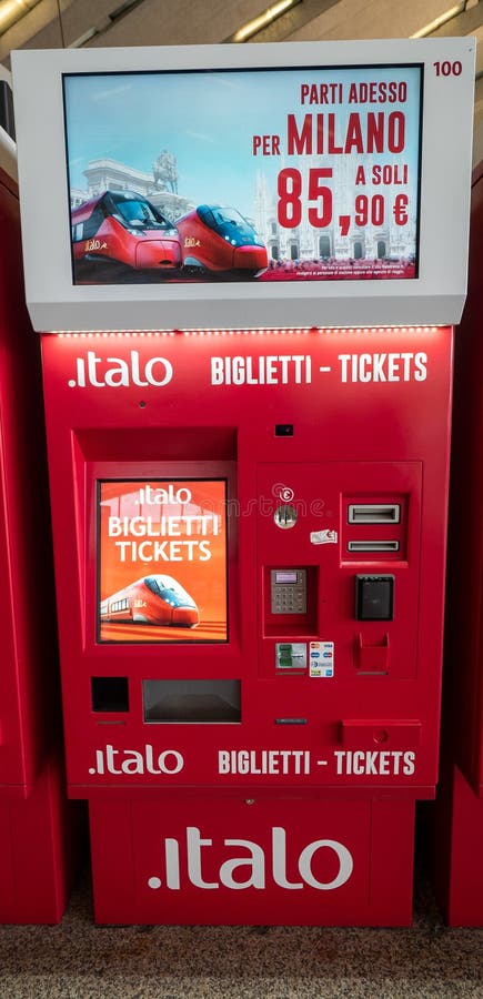 Automatyczny biletowy automat dla w?oszczyzna poci?gu przy dworcem Ten maszyna mo?e tak?e drukowa? rozk?ad zaj??, bilet i zdjęcie royalty free Automatyczny biletowy automat dla w?oszczyzna poci?gu przy dworcem Ten maszyna mo?e tak?e drukowa? rozk?ad zaj??, bilet i zdjęcie royalty free