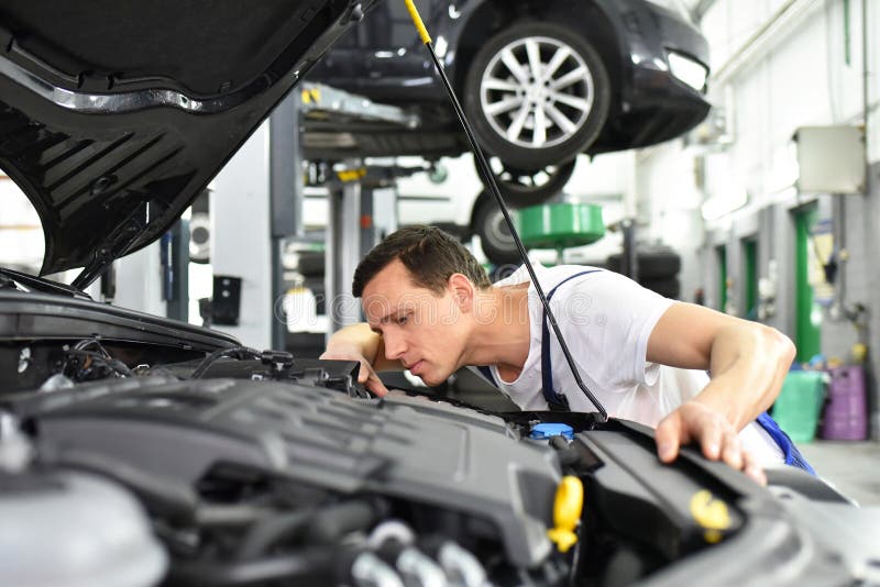 Automechaniker in einer Werkstatt - Maschinenreparatur und -diagnose auf einem VE lizenzfreie stockfotos Automechaniker in einer Werkstatt - Maschinenreparatur und -diagnose auf einem VE lizenzfreie stockfotos