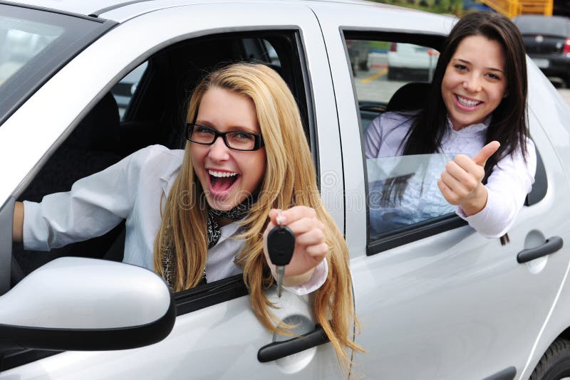 Automiete: Frauen, die ein Auto antreiben stockbilder Automiete: Frauen, die ein Auto antreiben stockbilder
