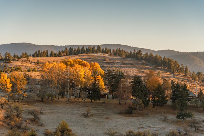 Automne dans les montagnes de Rhodope, Bulgarie Début de la matinée images libres de droits Automne dans les montagnes de Rhodope, Bulgarie Début de la matinée images libres de droits