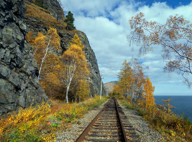 Automne sur la route de Circum-Baikal photo stock Automne sur la route de Circum-Baikal photo stock