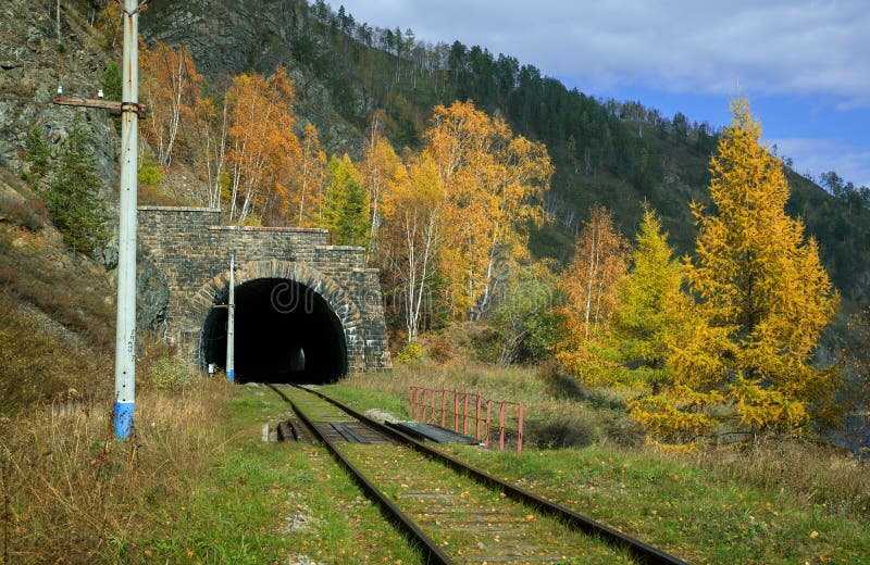 Automne sur le chemin de fer de Circum-Baikal photographie stock Automne sur le chemin de fer de Circum-Baikal photographie stock