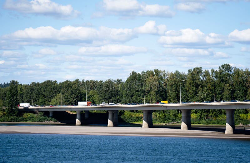 Automobiele brug over de Rivier van Colombia door stromend verkeer i stock foto Automobiele brug over de Rivier van Colombia door stromend verkeer i stock foto