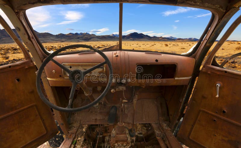 Automobile abbandonata in deserto