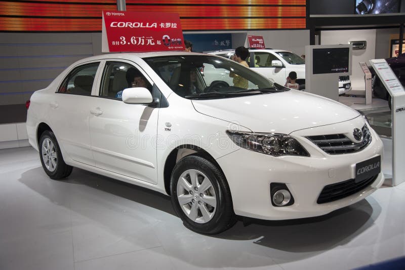 Automobile bianca di Toyota Corolla fotografie stock Automobile bianca di Toyota Corolla fotografie stock