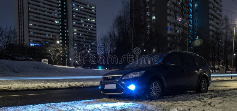 Automobile blu in città alla notte fotografia stock libera da diritti Automobile blu in città alla notte fotografia stock libera da diritti