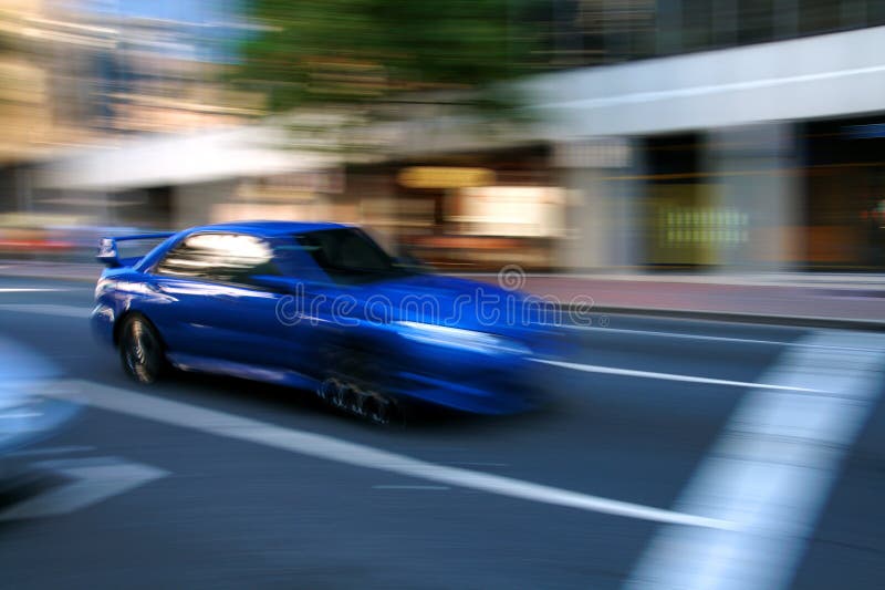Automobile blu d'accelerazione fotografia stock Automobile blu d'accelerazione fotografia stock