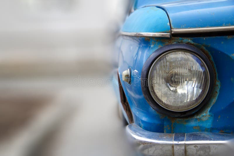 Automobile d'annata blu brillante Vista del dettaglio del faro Retro automobile Front Light Retro scena dell'automobile Faro del immagine stock libera da diritti Automobile d'annata blu brillante Vista del dettaglio del faro Retro automobile Front Light Retro scena dell'automobile Faro del immagine stock libera da diritti