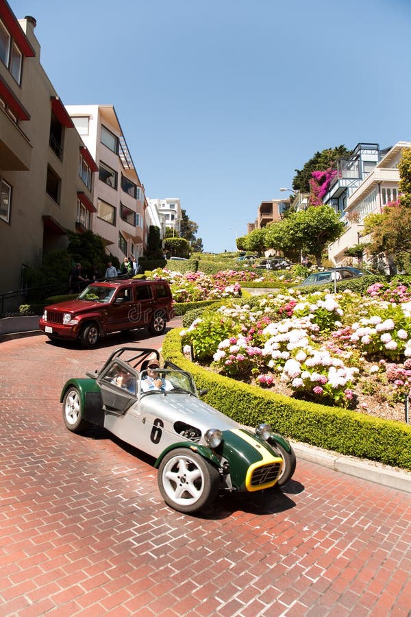 Automobile d'annata in via lombarda a San Francisco fotografia stock libera da diritti Automobile d'annata in via lombarda a San Francisco fotografia stock libera da diritti