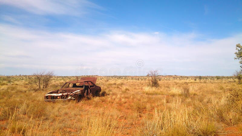 Automobile del relitto nell'entroterra australiana immagini stock Automobile del relitto nell'entroterra australiana immagini stock