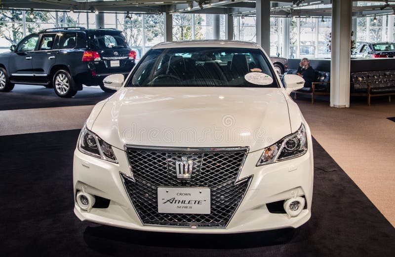 Automobile dell'atleta della corona di Toyota presentata nella sala d'esposizione di Odaiba Tokyo, Giappone fotografia stock libera da diritti Automobile dell'atleta della corona di Toyota presentata nella sala d'esposizione di Odaiba Tokyo, Giappone fotografia stock libera da diritti