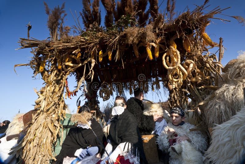 Automobile di carnevale con il masker 'al Busojaras', il carnevale del funerale dell'inverno fotografia stock libera da diritti Automobile di carnevale con il masker 'al Busojaras', il carnevale del funerale dell'inverno fotografia stock libera da diritti